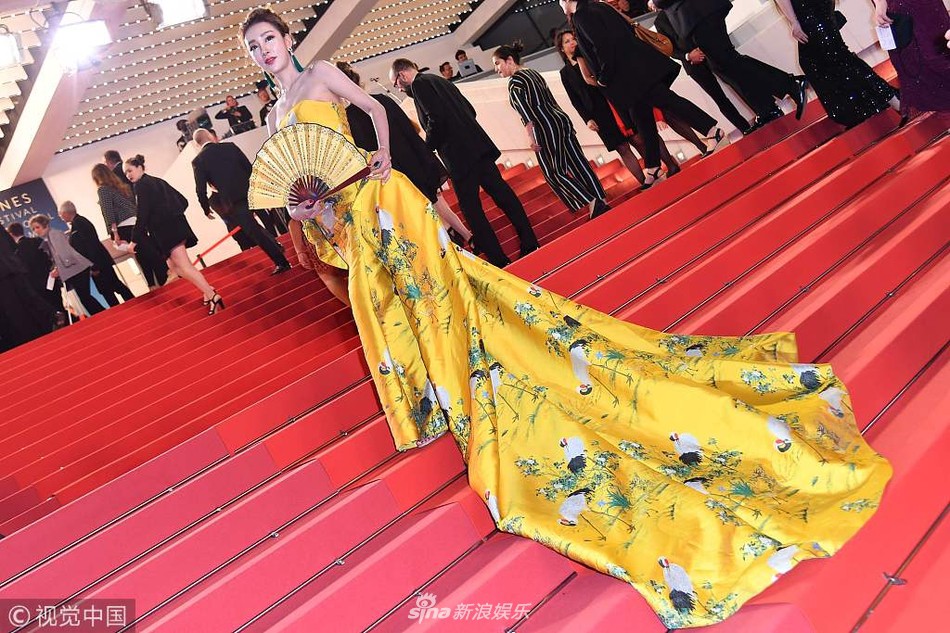 Mỹ nhân vô danh Trung Quốc lộ nhũ hoa, mặc Long bào bắt chước Phạm Băng Băng tại Cannes 2018 Mỹ nhân vô danh Trung Quốc lộ nhũ hoa, mặc Long bào bắt chước Phạm Băng Băng tại Cannes 2018